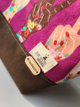 Carica l'immagine nel visualizzatore di Gallery, ZOE w/TH makeup bags SENDING PEACE - Zanna Beauty
