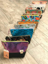 Lade das Bild in den Galerie-Viewer, ZOE w/TH makeup bags SENDING PEACE - Zanna Beauty
